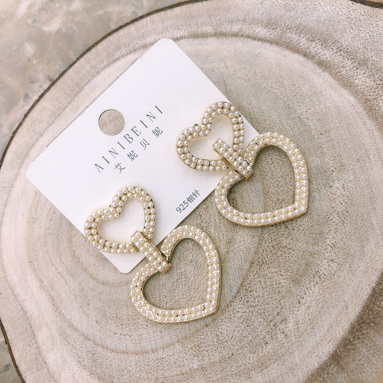European and American fashion exaggerated pearl heart-shaped earrings, elegant Internet celebrity personality, silver needle versatile earrings, 2021 new trend