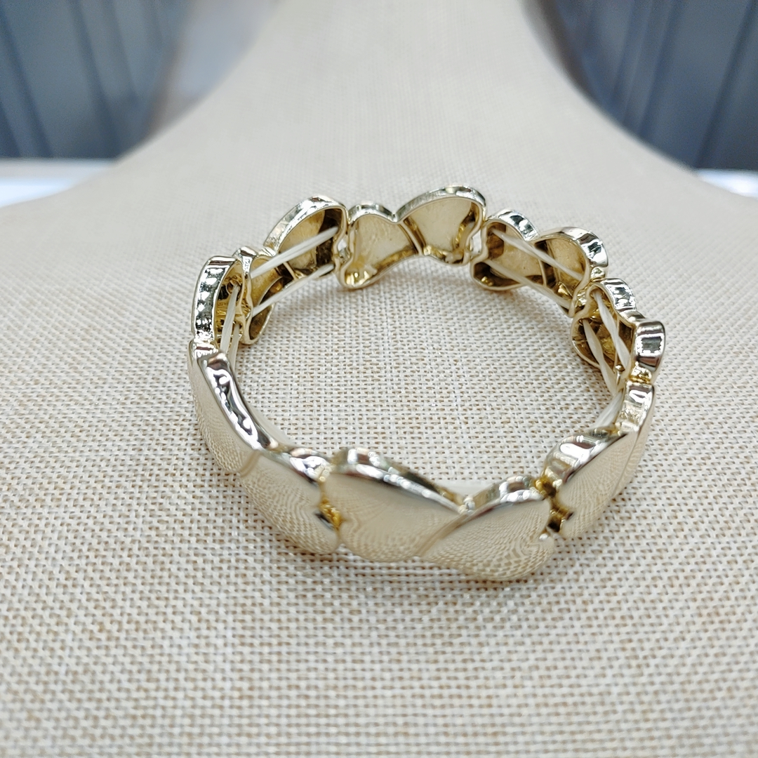 The heart-shaped polished bracelet is cold and versatile. It is a simple and elegant wide-textured polished bracelet for new women with free shipping