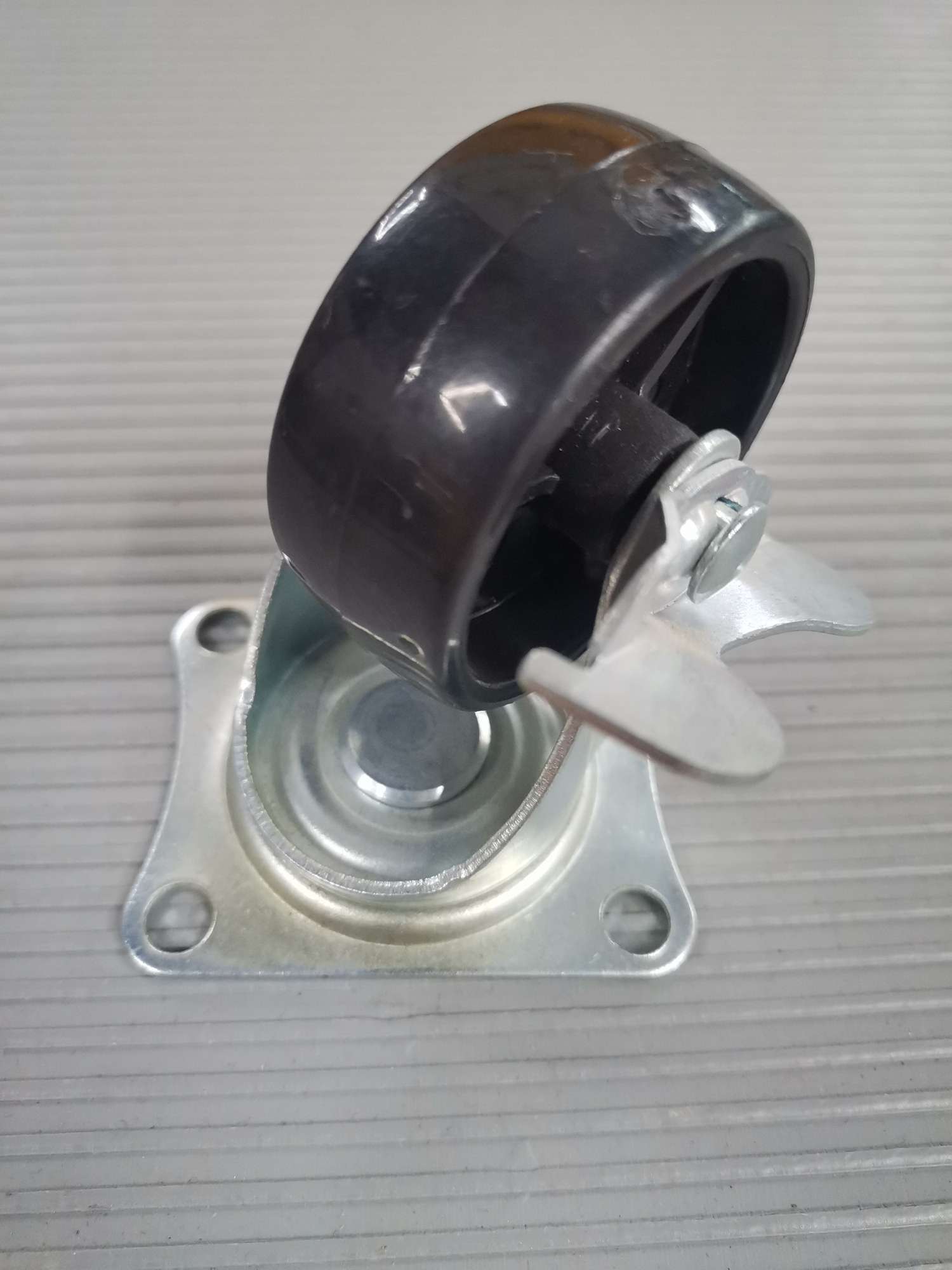 1.5-inch black PP flat bottom movable with brake wheels details Picture