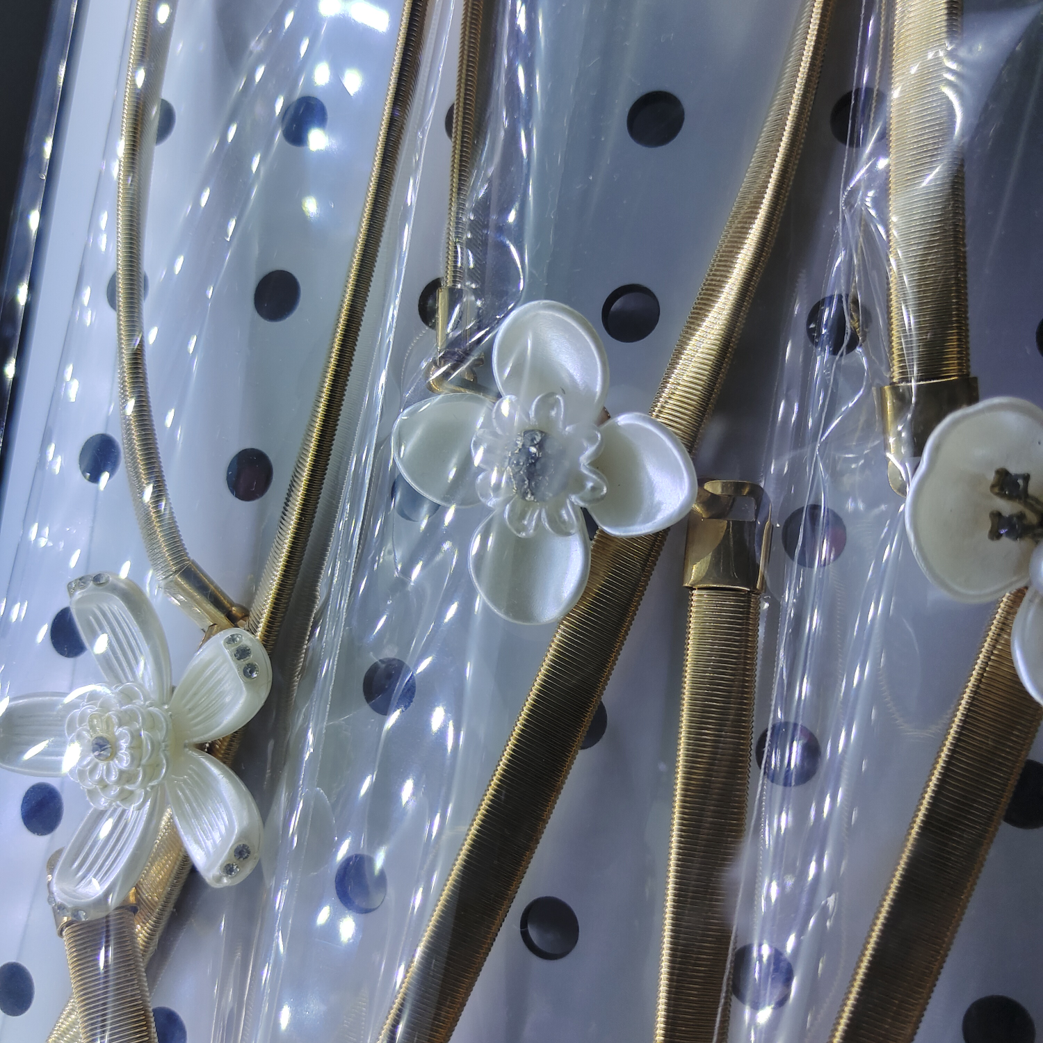 y52, a trendy golden metal rhinestone pearl leaf buckle spring elastic band paired with a thin waist chain belt for pants