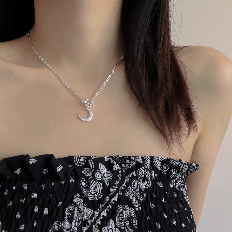 Moon OT pendant necklace for women, simple, light luxury, niche collarbone chain, cold style, high-end feel detail image 3