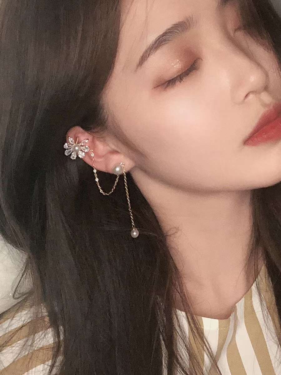 A niche European and American retro fashion, simple single-sided small flower new pearl stud earrings for women on Instagram, trendy and stylish, cool style earrings Application Scenario