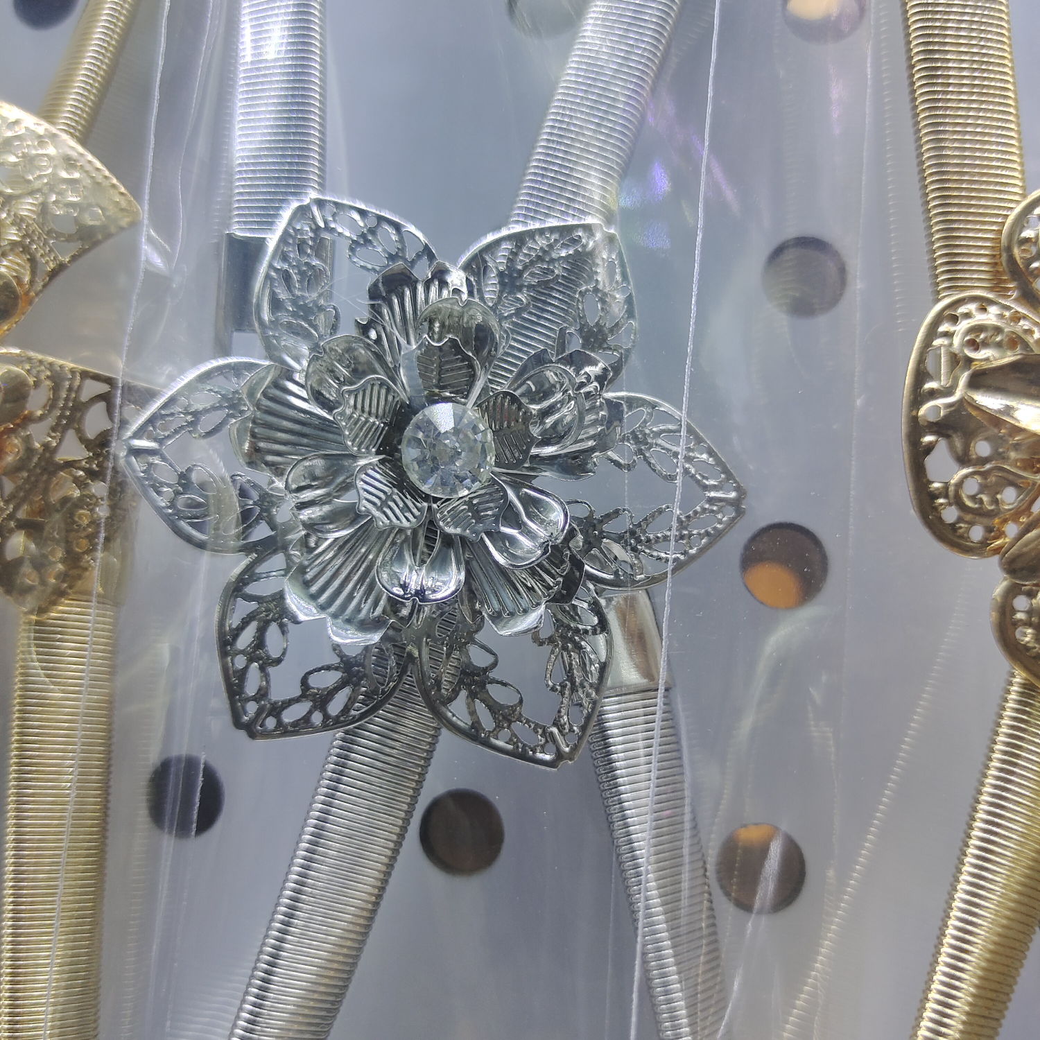 The y18 trendy golden metal rhinestone pearl leaf buckle spring elastic band, paired with a thin waist chain belt for pants, is very trendy for women