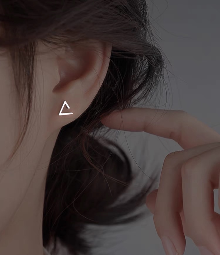 New trendy summer earrings with a high-end and elegant style. Women's niche design earrings 14 details Picture