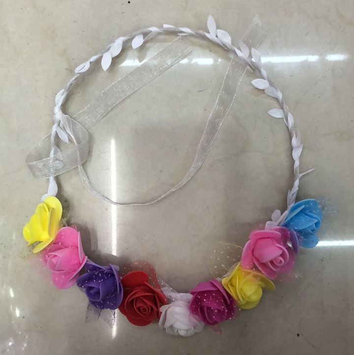 The bride's large gauze flower hair accessory and headwear can be customized