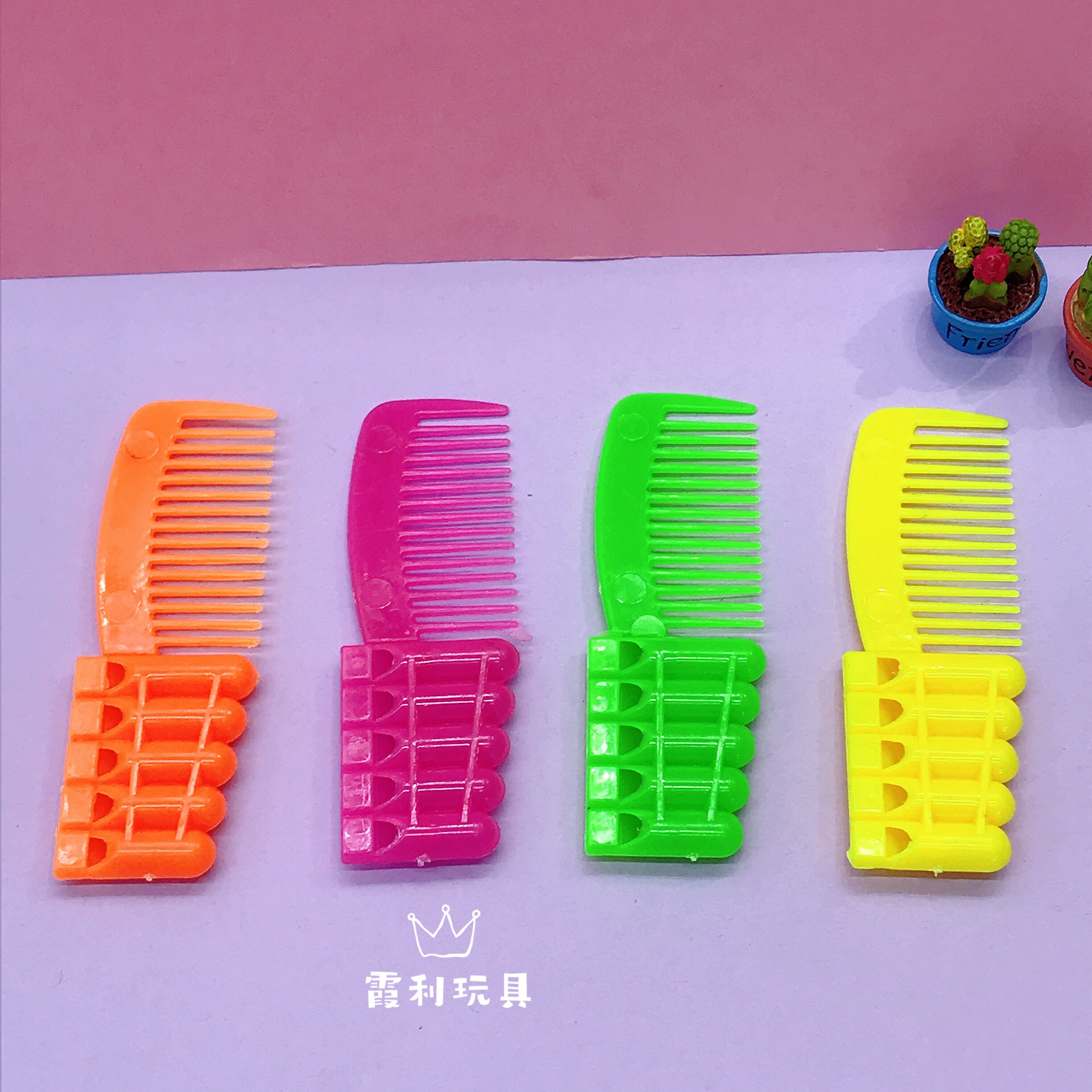 Combs, harmonicas, children's plastic toys as gifts detail image 1