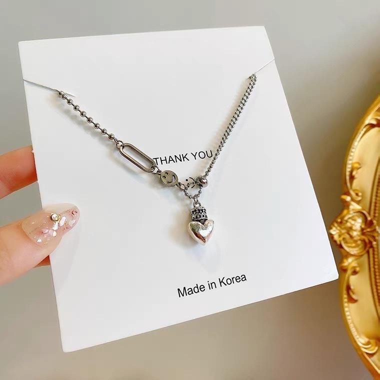 A niche heart-shaped necklace with a design sense for women's summer, a collarbone chain, and an Instagram trendy hip-hop retro cold style pendant necklace detail image 2