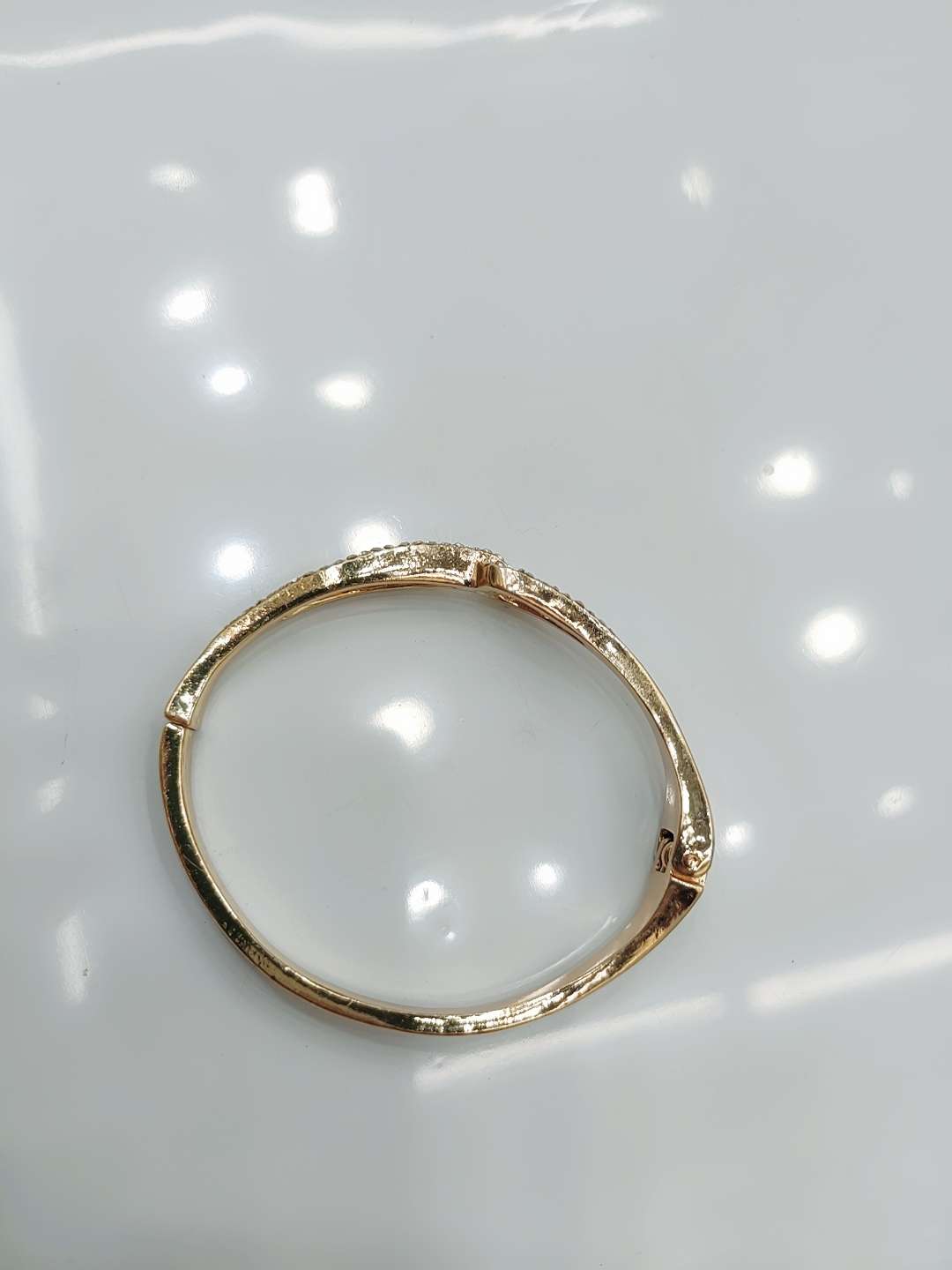 New fashionable and exquisite open-face women's bracelet, street style trendsetter hip-hop alloy wide bracelet accessory, sparkling diamond opening Application Scenario