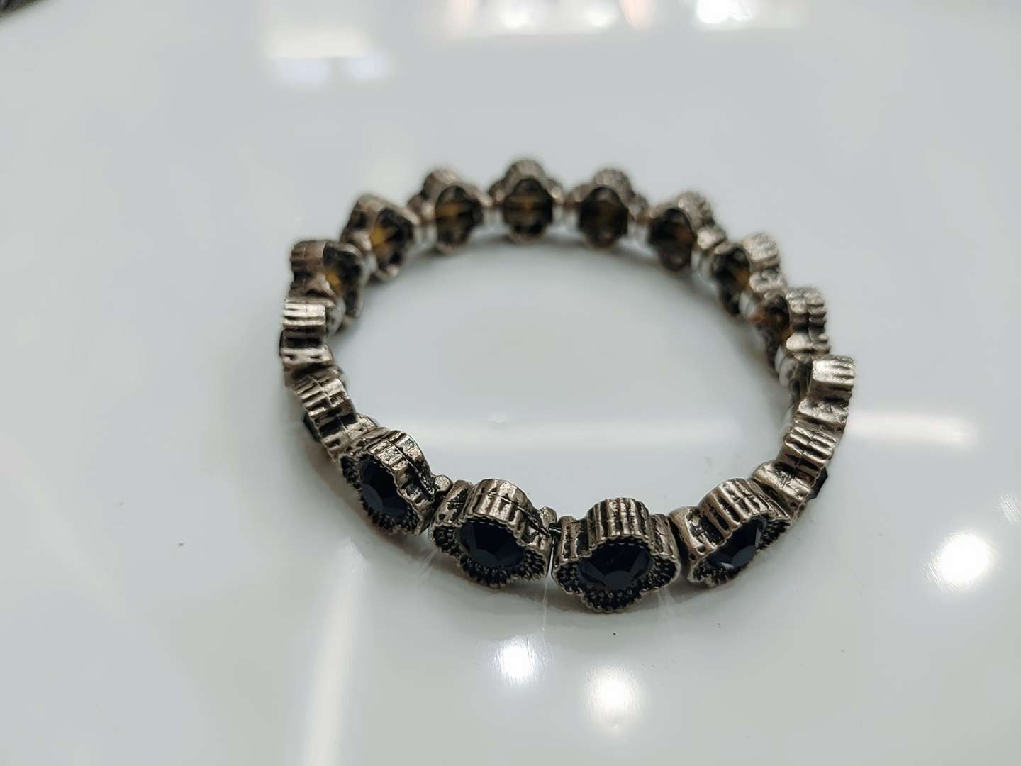 The retro, individualistic, light luxury and high-end style of the black diamond bracelet in ancient color is a trendy and cool style accessory for women's Instagram dinner parties details Picture