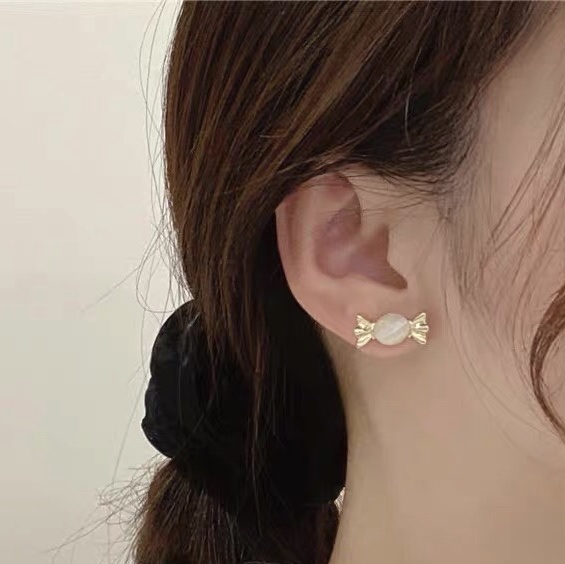 Little candy, fashionable and niche design, exquisite and sweet girl cat's eye stone ear studs. Item Picture