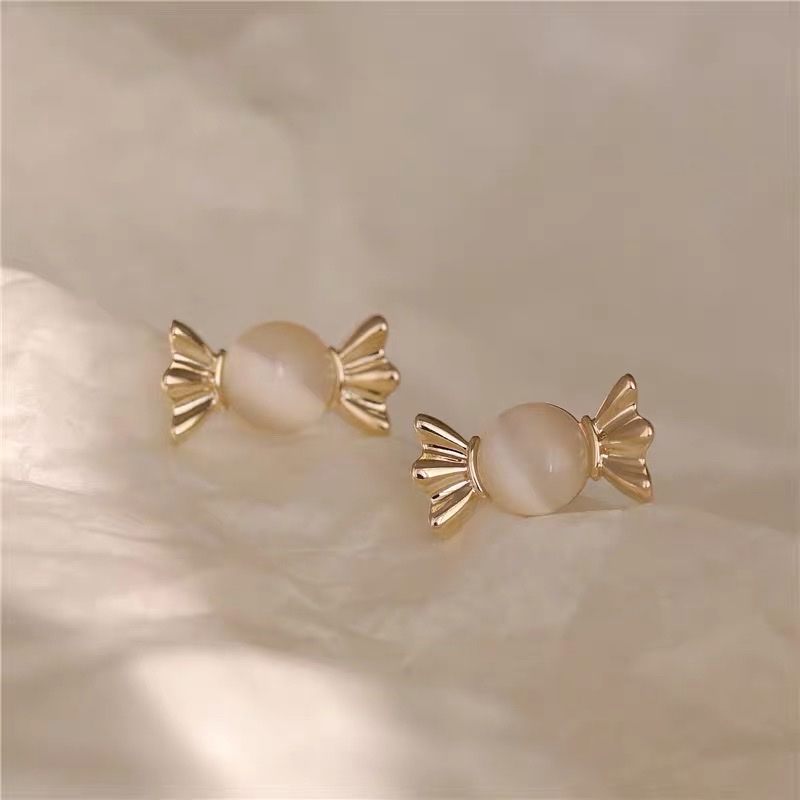 Little candy, fashionable and niche design, exquisite and sweet girl cat's eye stone ear studs. details Picture