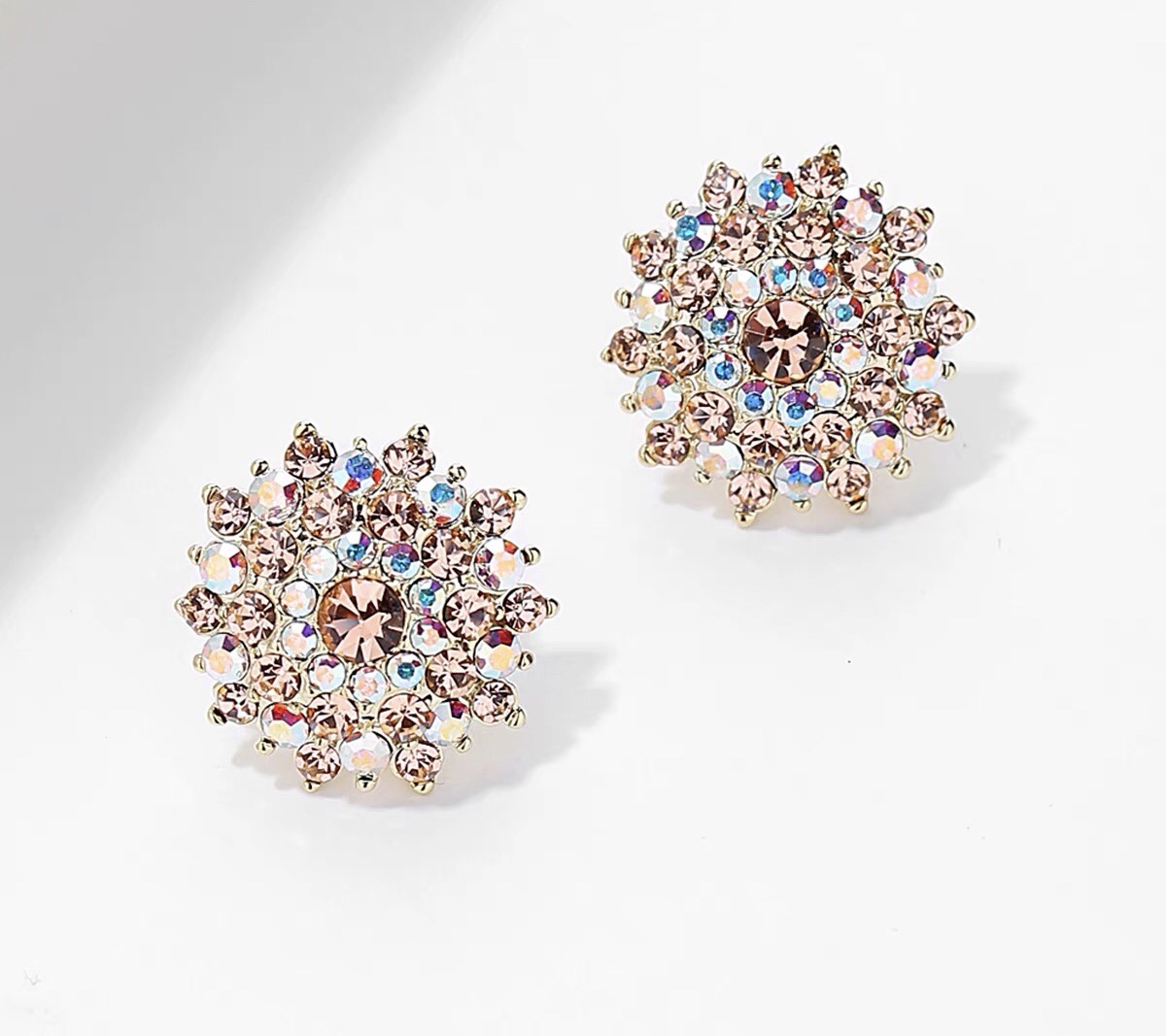 满钻原创设计高级感精致优雅宴会必备耳钉
白底实物图