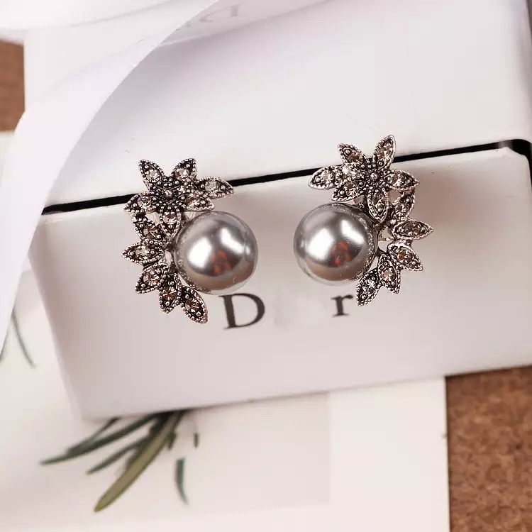 Fashionable and trendy full-diamond pearl stud earrings with a unique, versatile and simple design. details Picture