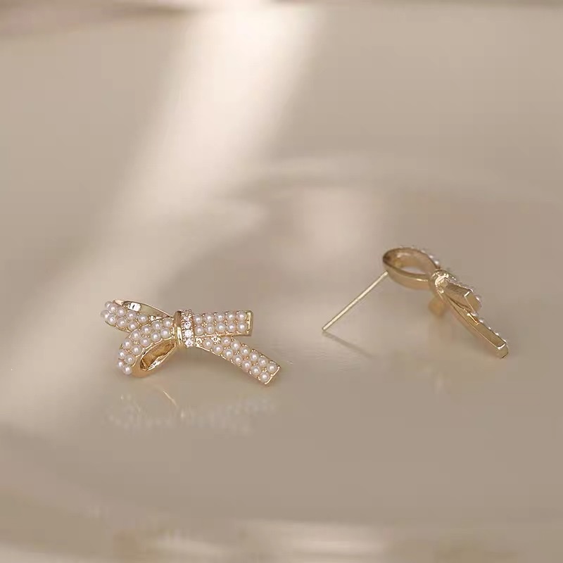 Niche design, fashionable and exquisite bow, elegant and classic stud earrings. details Picture