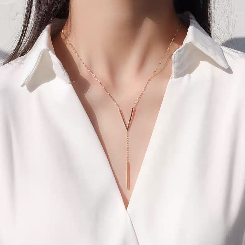 Elegant V-letter pendant titanium steel necklace for women, light luxury and niche collarbone chain, personalized design accessory 1 Application Scenario