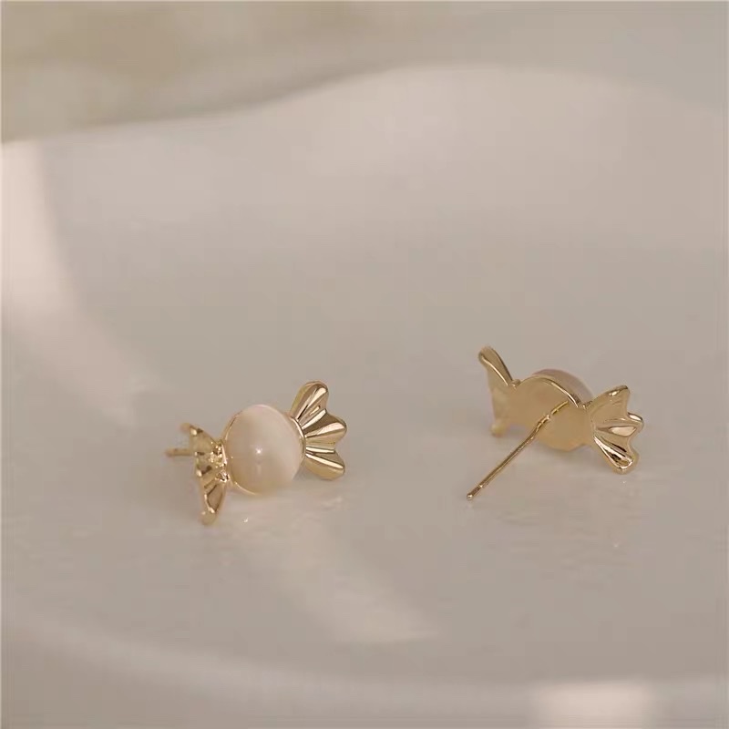 Little candy, fashionable and niche design, exquisite and sweet girl cat's eye stone ear studs. Application Scenario