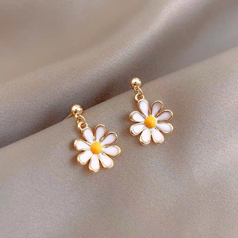 夏季款小众设计时尚精致小雏菊滴油耳钉。细节图