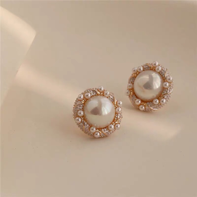 South Korea Dongdaemun personality pearl girl original design earrings.