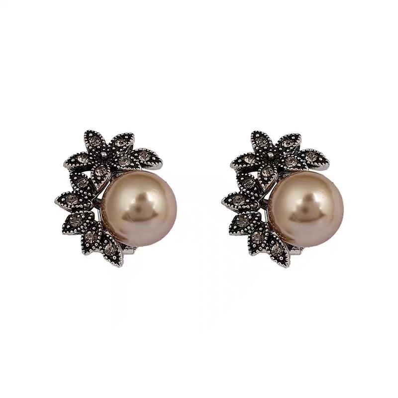 Fashionable and trendy full-diamond pearl stud earrings with a unique, versatile and simple design.