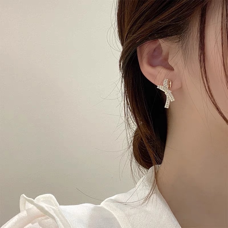Niche design, fashionable and exquisite bow, elegant and classic stud earrings. Application Scenario