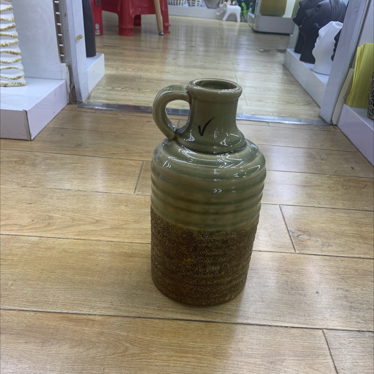 Vase with armrest