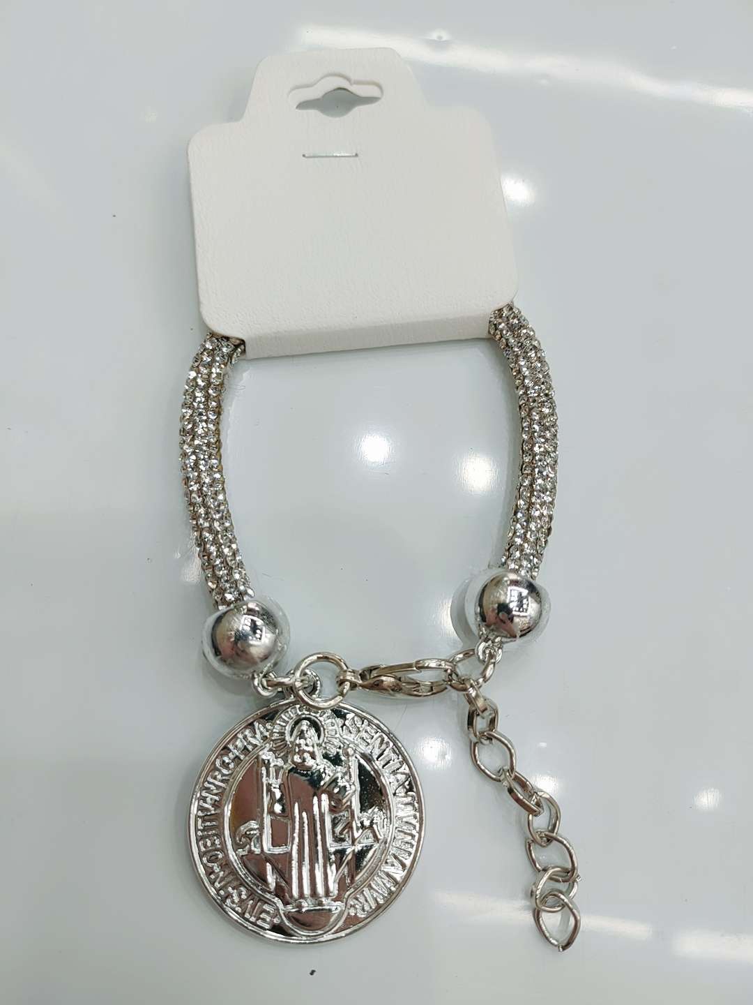 The diamond chain features a unique, light luxury and high-end feel. The sparkling diamond bracelet is a cool and stylish accessory for women's Instagram trendy evening parties details Picture