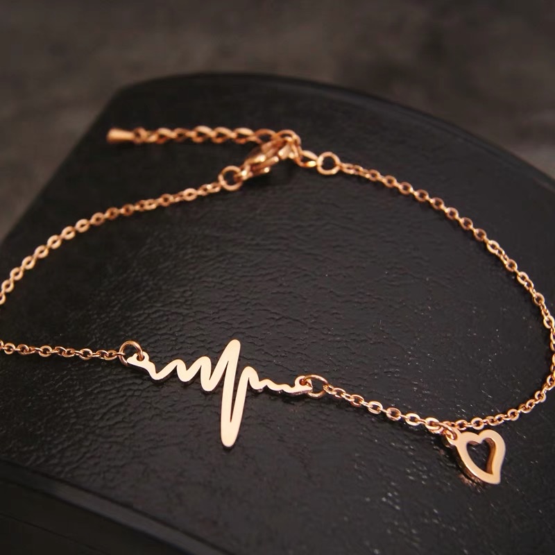 Exquisite and simple titanium steel ankle chain for women, new niche design, ethereal and non-fading ankle chain 12 Application Scenario