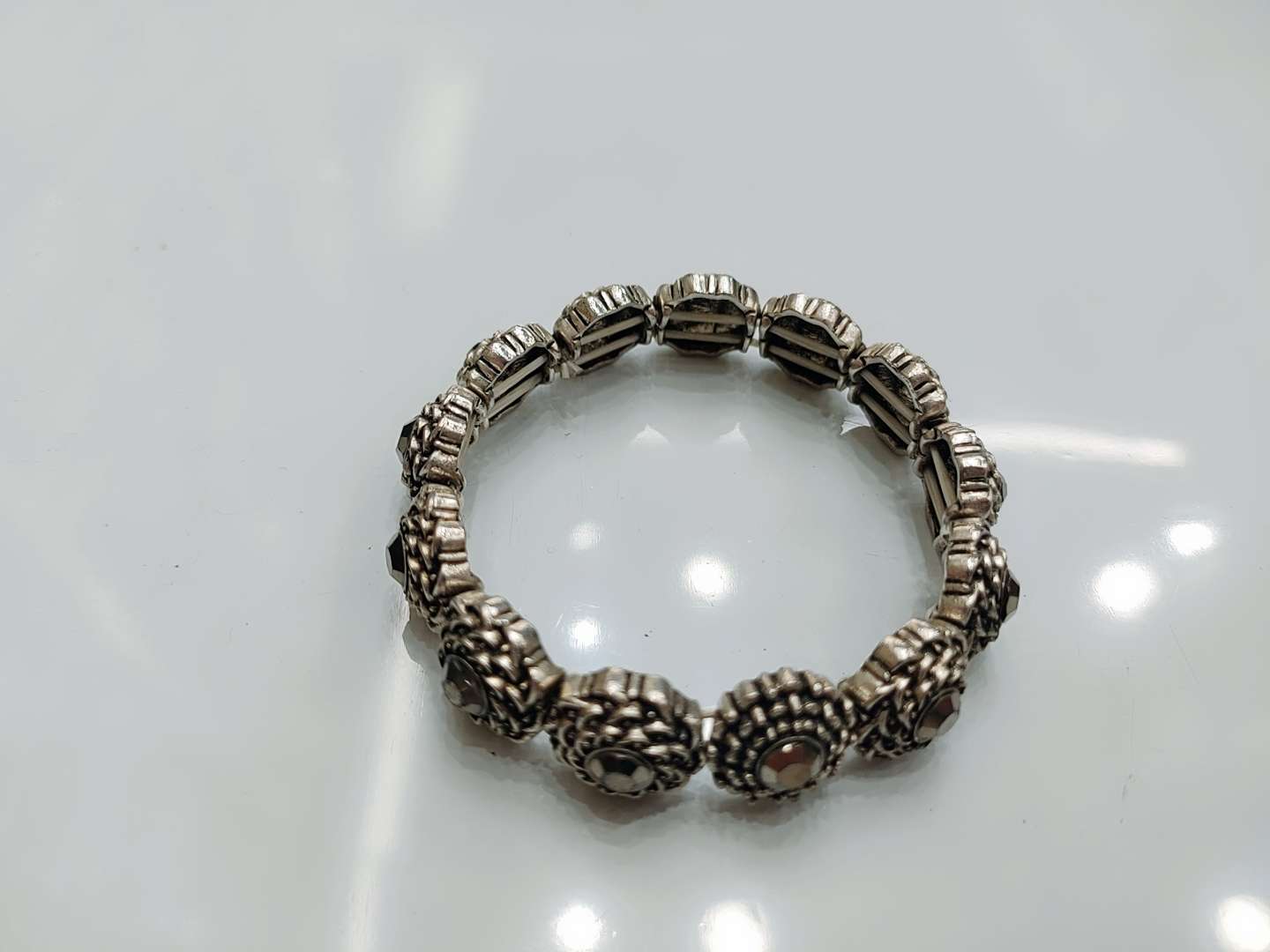 Retro-colored, simple and retro European and American style, with a light luxury and high-end feel, diamond bracelet for women on Instagram, trendy evening wear, and a cold style accessory Specification image