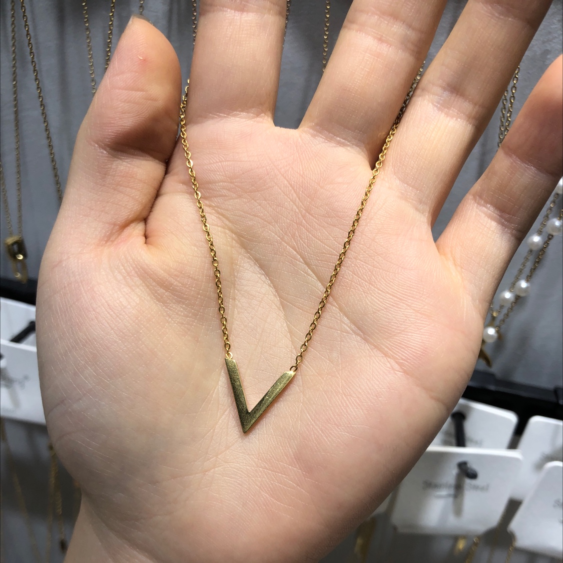 金色V字母项链