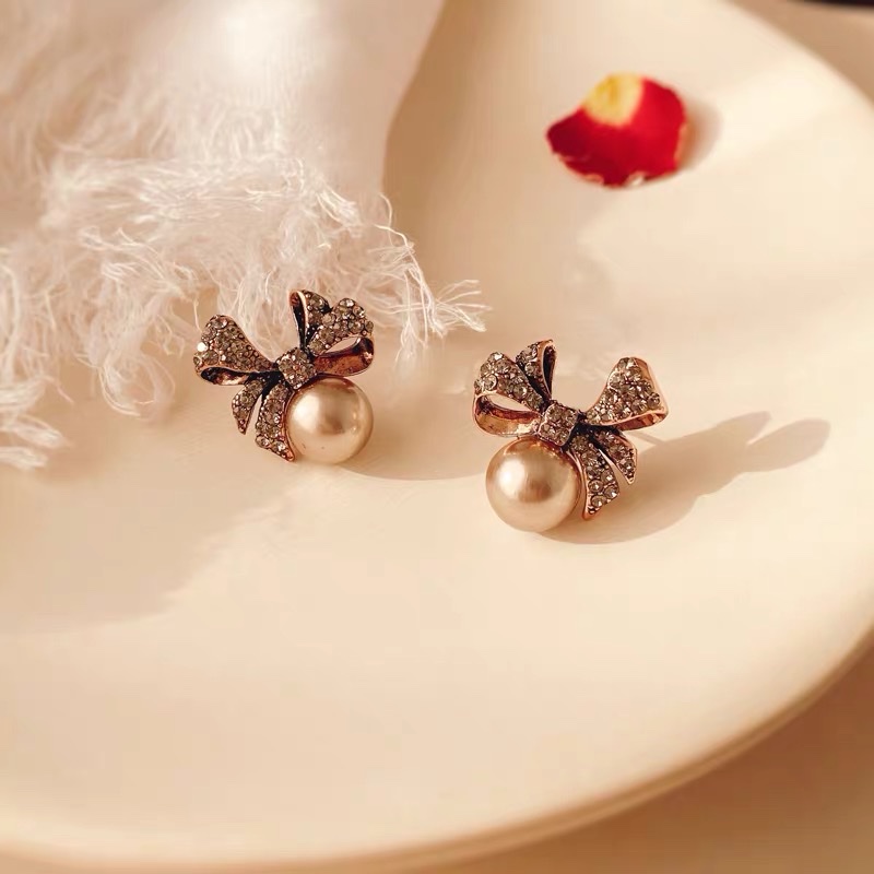 The classic Hong Kong-style Hepburn fashion star's luxurious and stylish earrings are a must-have for banquets Item Picture