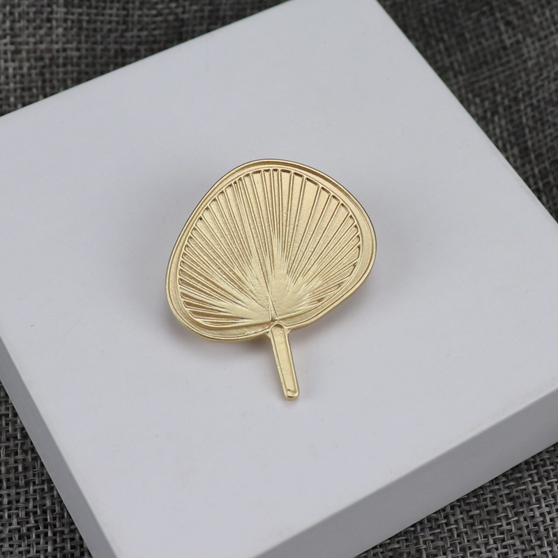 Designer's works: palm-leaf fan brooches, fan corsages, clothing accessories, brooches and ornaments