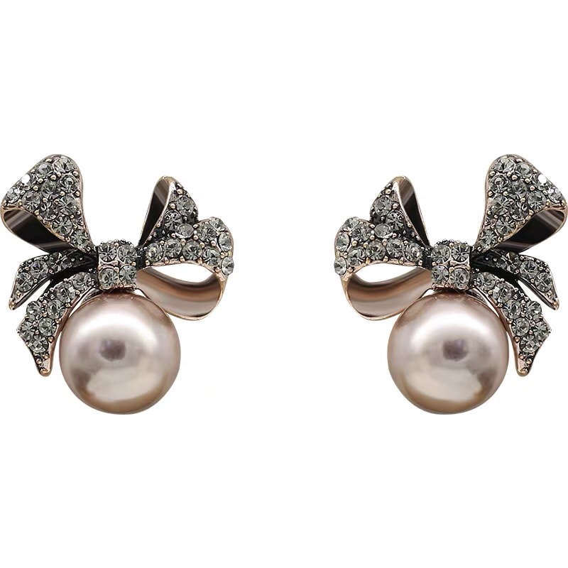 The classic Hong Kong-style Hepburn fashion star's luxurious and stylish earrings are a must-have for banquets