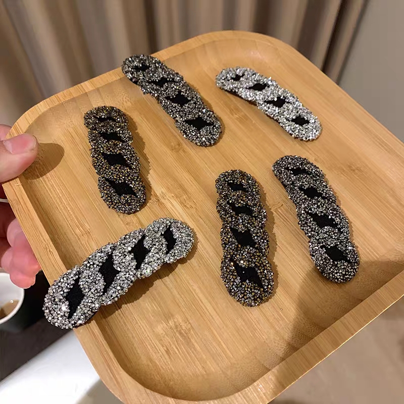 The water diamond bb clip from Dongdaemun, South Korea, the cute chanel-style trendy bangs clip headwear, and the retro twist hair clip are versatile for women. 2
