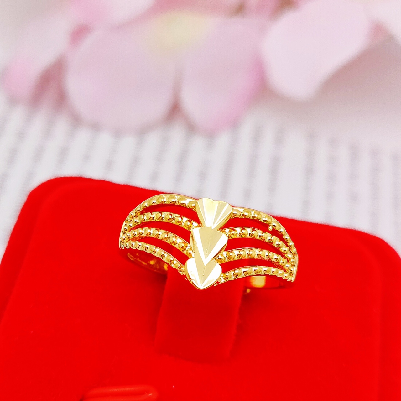 Hollow heart to heart ring