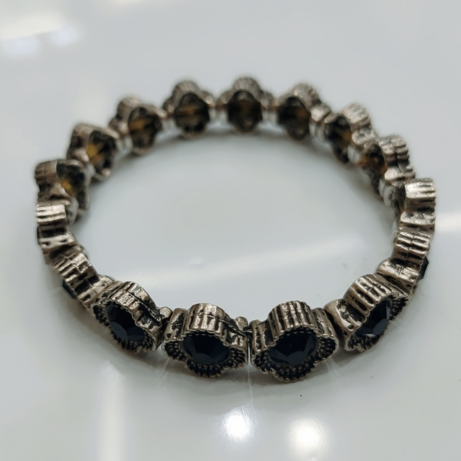 The retro, individualistic, light luxury and high-end style of the black diamond bracelet in ancient color is a trendy and cool style accessory for women's Instagram dinner parties