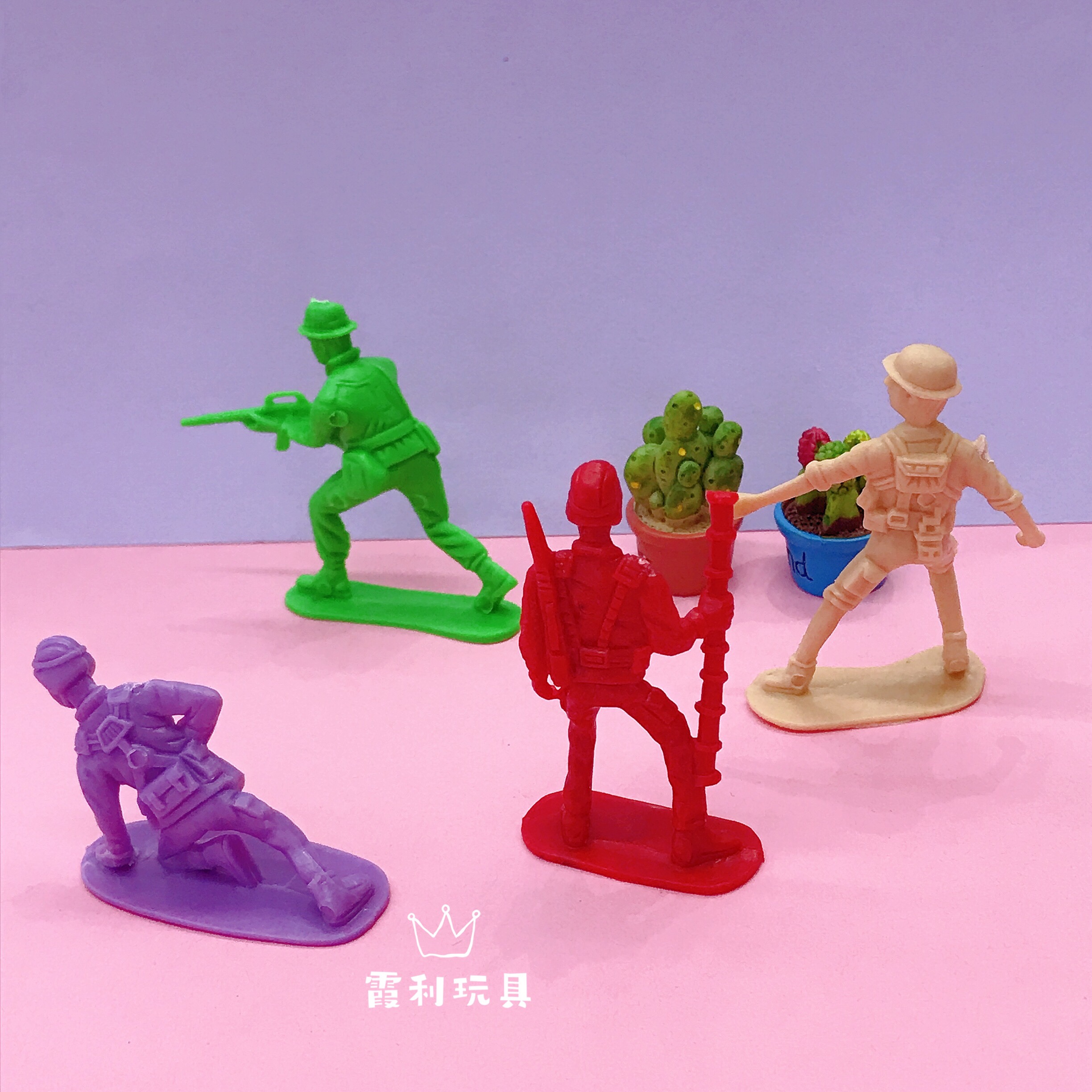 A variety of children's plastic toys for soldiers, role-playing toys, and gift gacha details Picture