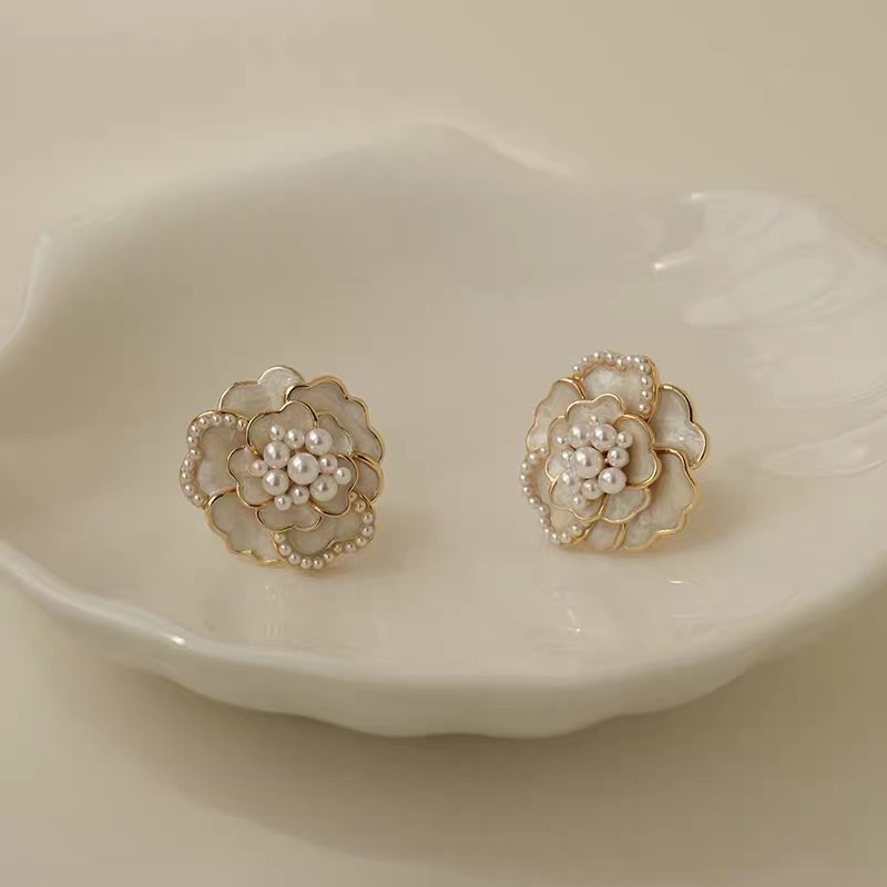 Exquisite three-dimensional design, elegant and trendy oil-dripping black rose ear studs. details Picture