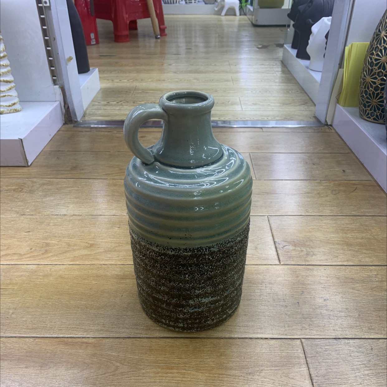 Vase with armrest 3