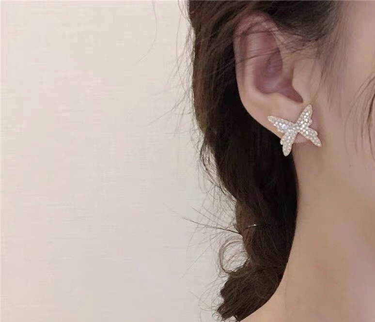 New simple, elegant, individual and exquisite butterfly sweet and girlish stylish stud earrings Application Scenario