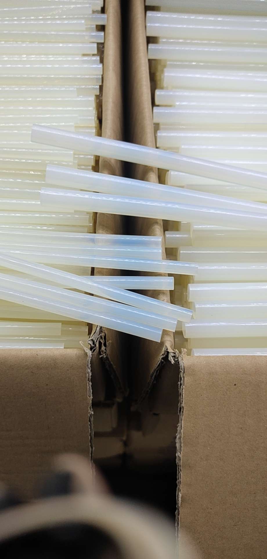 Hot melt adhesive stick, white transparent stick, 7mm - 11mm Specification image