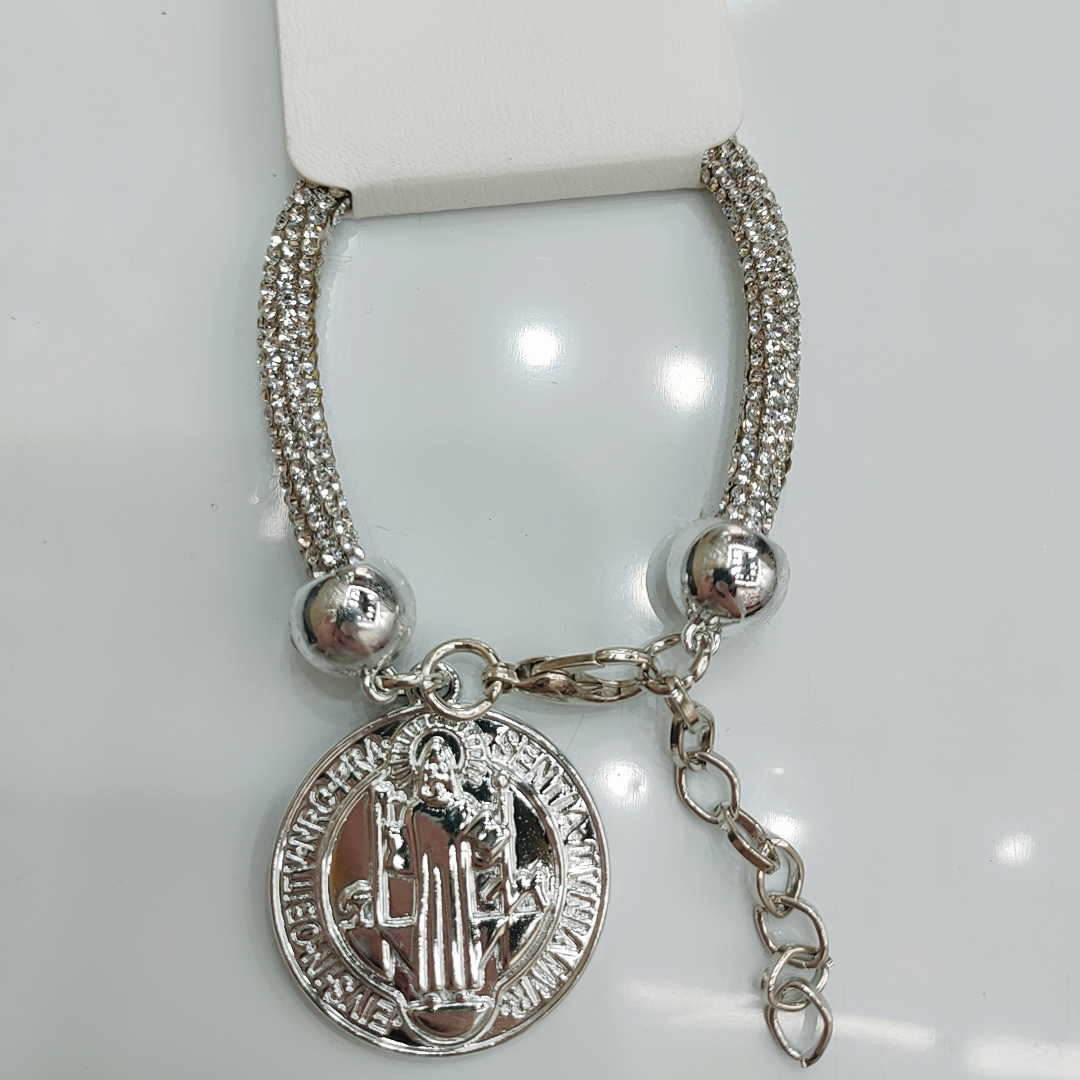 The diamond chain features a unique, light luxury and high-end feel. The sparkling diamond bracelet is a cool and stylish accessory for women's Instagram trendy evening parties