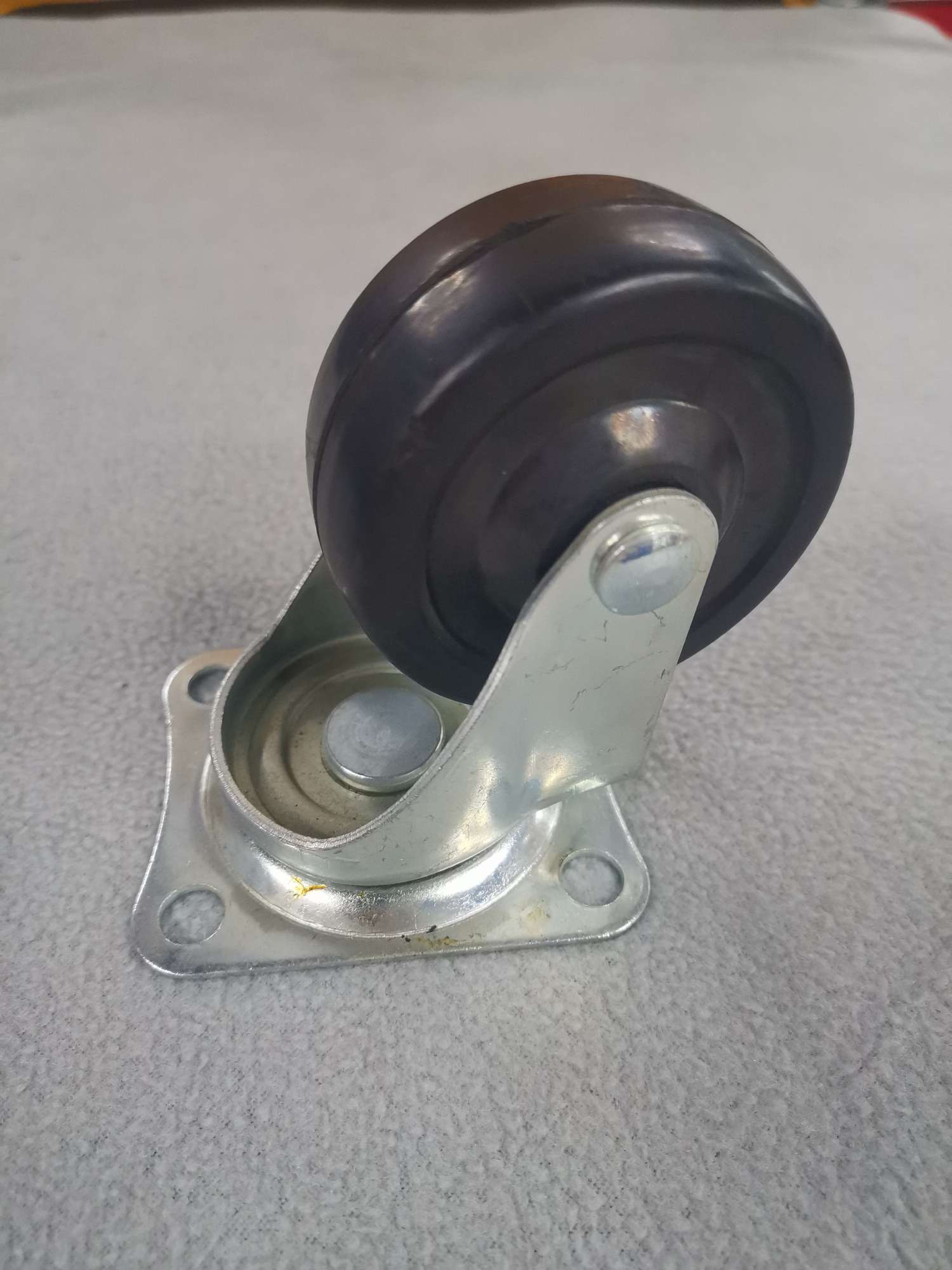 2.5-inch black rubber swivel wheels details Picture
