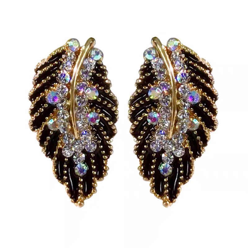 The exquisite little leaf stud is elegant, fashionable, luxurious and versatile, with a unique personality. It is a popular Internet celebrity stud.