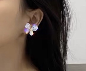 Sweet girl, cute butterfly, fashionable, simple and versatile stud earrings Item Picture