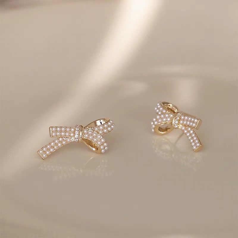 Niche design, fashionable and exquisite bow, elegant and classic stud earrings. Item Picture