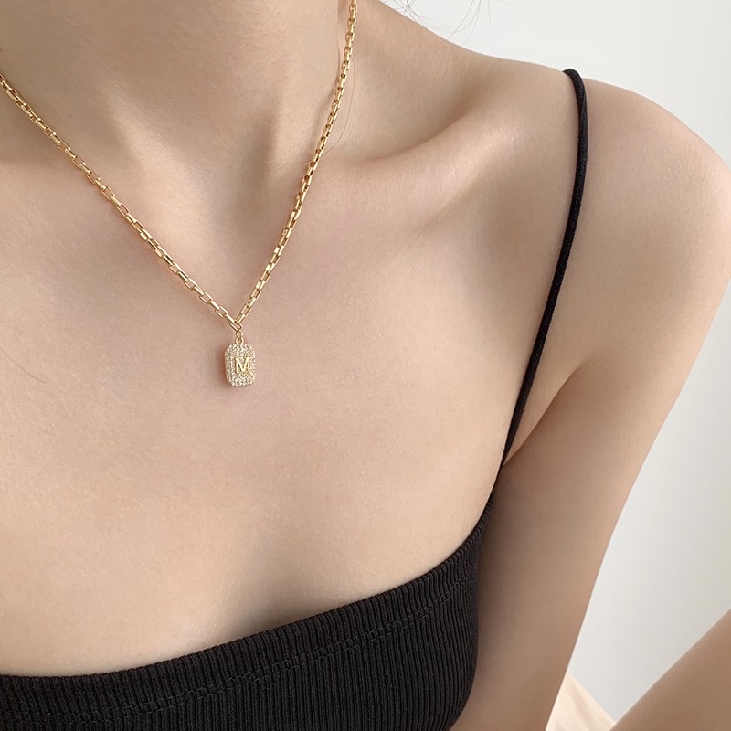 This 14K gold-plated, dazzling, diamond-filled square brand collarbone chain M letter necklace features a simple and niche design for Instagram street style details Picture
