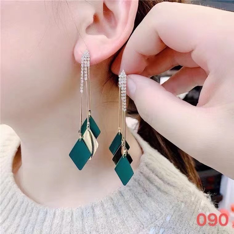 The 2025 new green earrings, long tassel earrings with a feminine charm, and high-end earrings are all trendy in 2025
