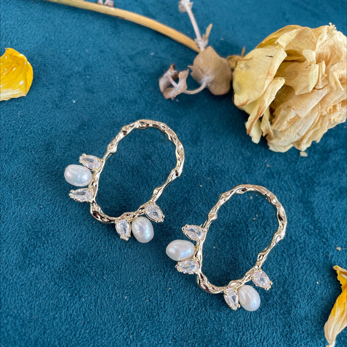 The new gentle pearl geometric shape ear rings from Yudie feature a niche design, simple and versatile earrings, stud earrings, and Yudie accessories Specification image