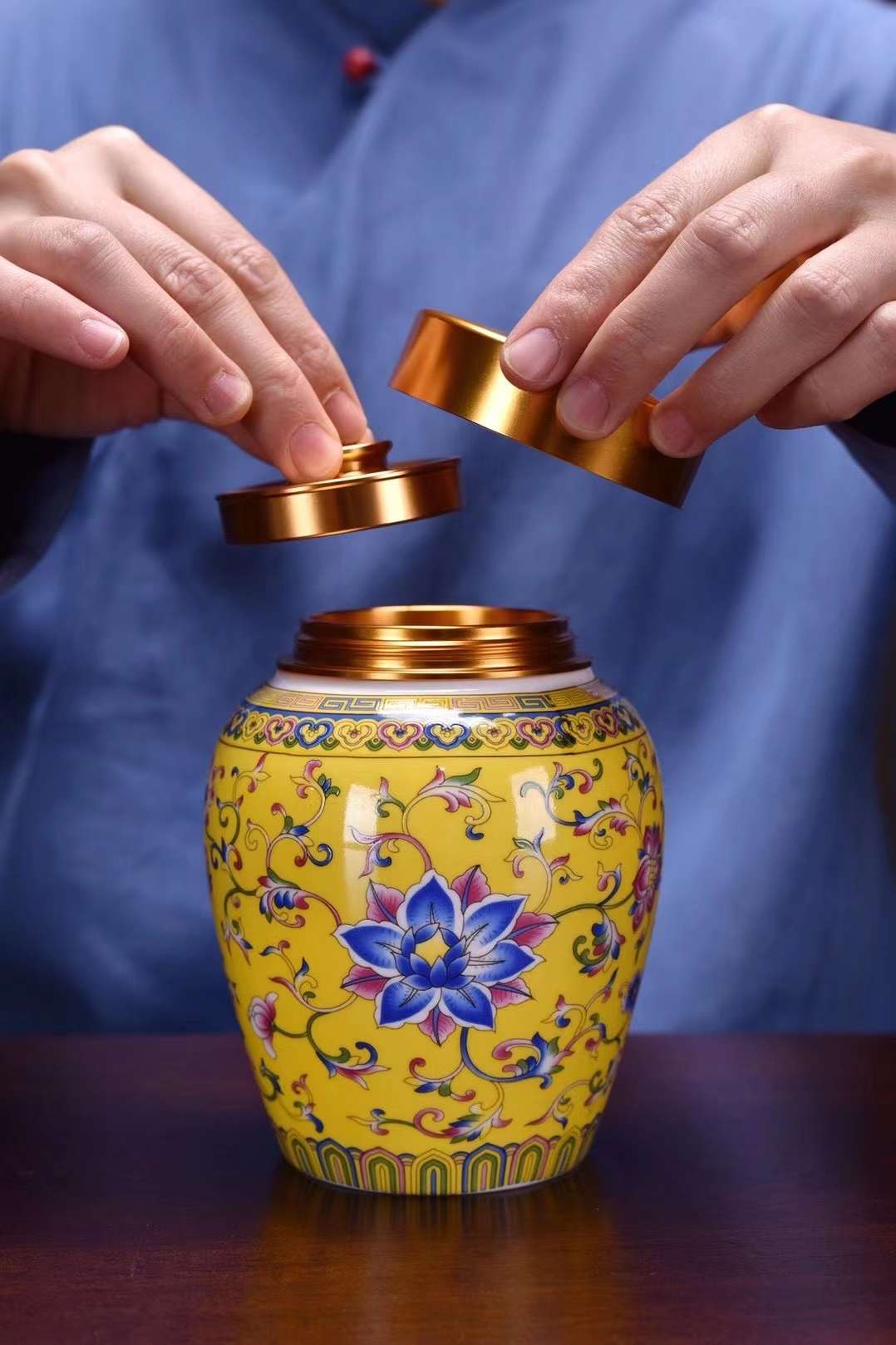 黄色瓷器细节图