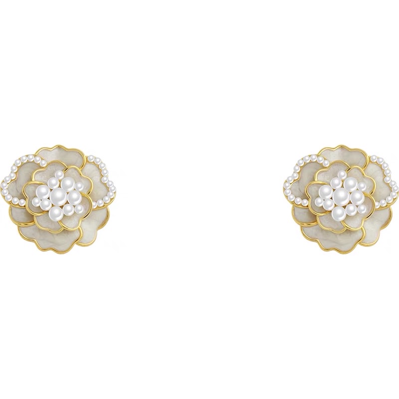 Exquisite three-dimensional design, elegant and trendy oil-dripping black rose ear studs. Application Scenario